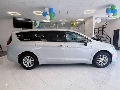 Used 2024 Chrysler Pacifica Touring-L FWD image 5