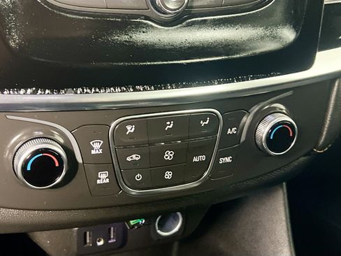 Used 2021 Chevrolet Traverse LS FWD image 27