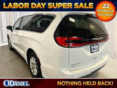 Used 2024 Chrysler Pacifica Touring-L FWD image 27