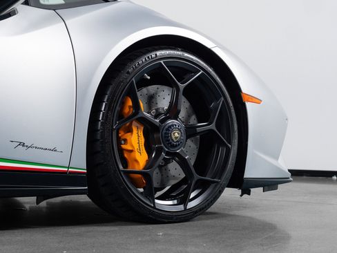 Used 2018 Lamborghini Huracan Performante AWD/4WD image 14
