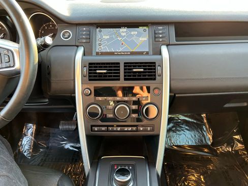 Used 2019 Land Rover Discovery Sport SE AWD/4WD image 17
