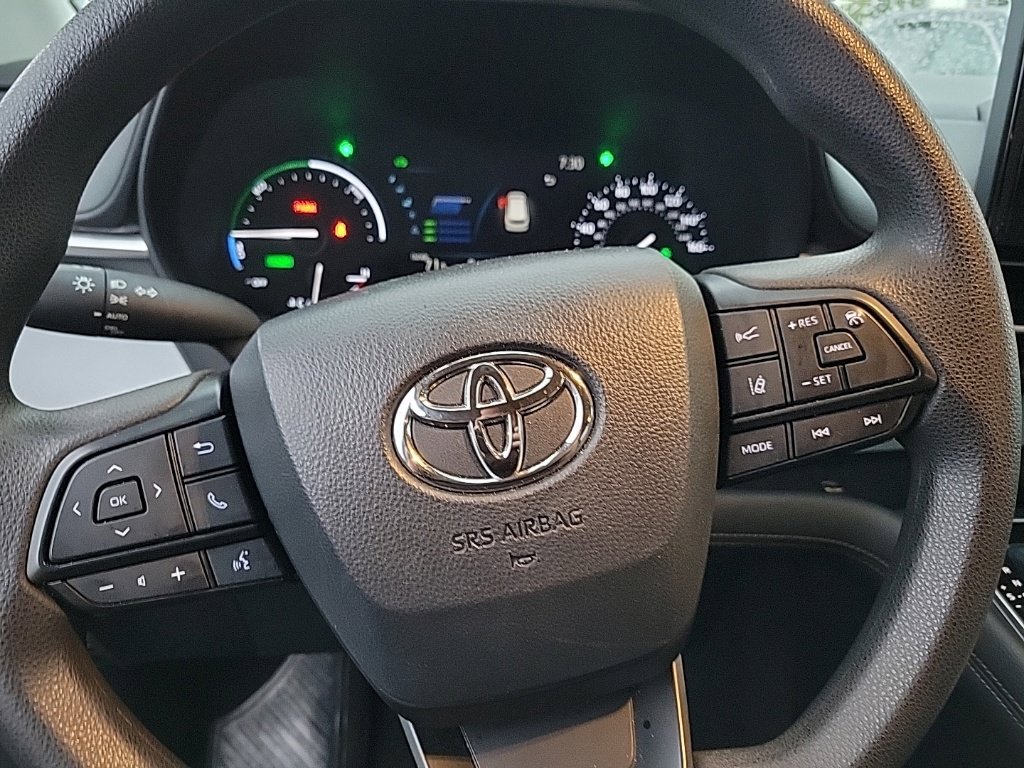 Used 2025 Toyota Sienna LE FWD image 9