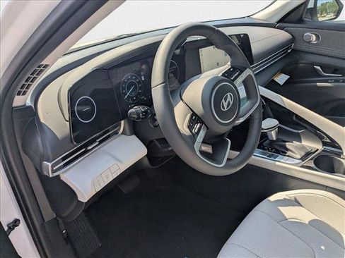 New 2025 Hyundai Elantra Limited image 3