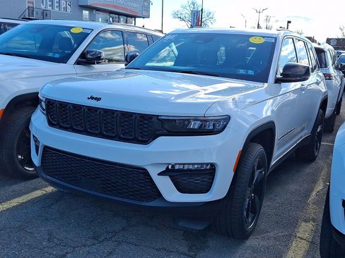 New 2025 Jeep Grand Cherokee Limited w/ Black Appearance Package AWD/4WD image 3