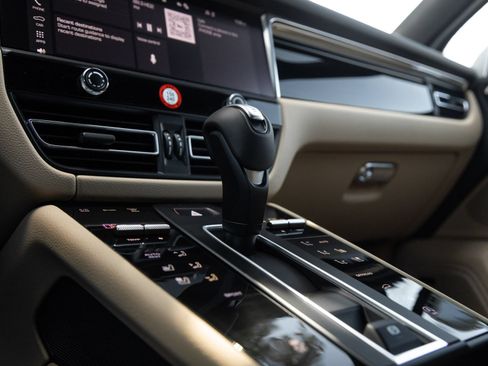 Certified 2026 Porsche Macan AWD/4WD image 27