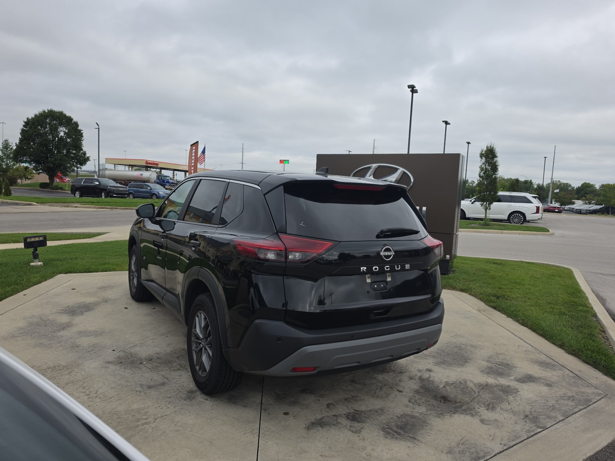 Used 2023 Nissan Rogue S FWD image 7
