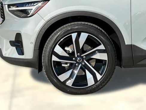 Used 2025 Volvo XC40 B5 Ultra w/ Climate Package image 11