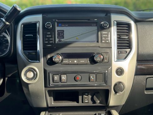 Used 2018 Nissan Titan SV w/ SV Convenience Package image 21