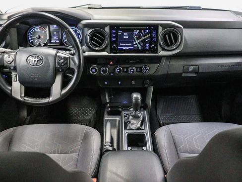 Used 2017 Toyota Tacoma TRD Off-Road AWD/4WD image 13