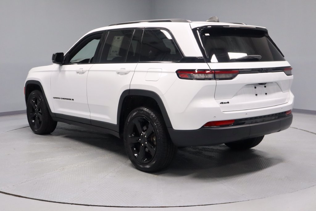 Used 2024 Jeep Grand Cherokee Altitude AWD/4WD image 9