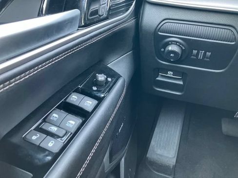 Used 2025 Jeep Wagoneer Series III w/ Premium Group I AWD/4WD image 18