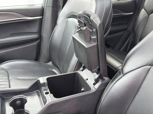 Used 2024 Jeep Grand Cherokee Limited w/ Luxury Tech Group II AWD/4WD image 18