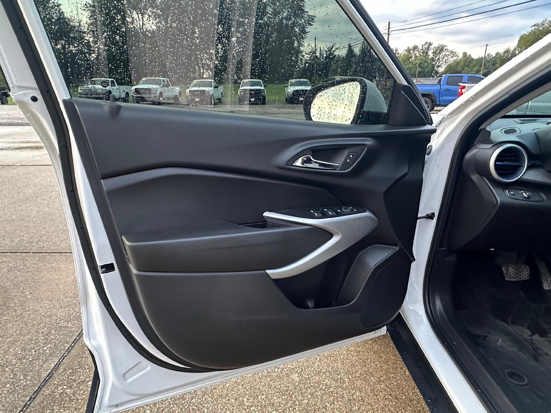 Used 2024 Chevrolet Trax LS w/ LS Convenience Package FWD image 12