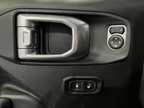 Used 2018 Jeep Wrangler Rubicon AWD/4WD image 13