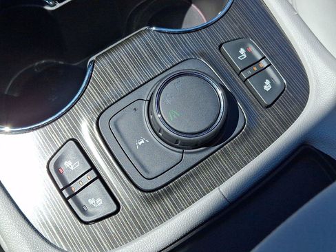Used 2021 GMC Acadia SLT FWD image 23