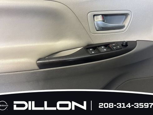 Used 2018 Toyota Sienna LE FWD image 11