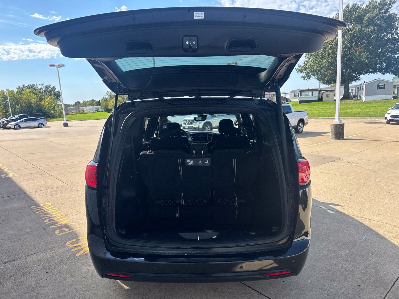 Used 2019 Chrysler Pacifica Touring Plus w/ Advanced Safetytec Group FWD image 10