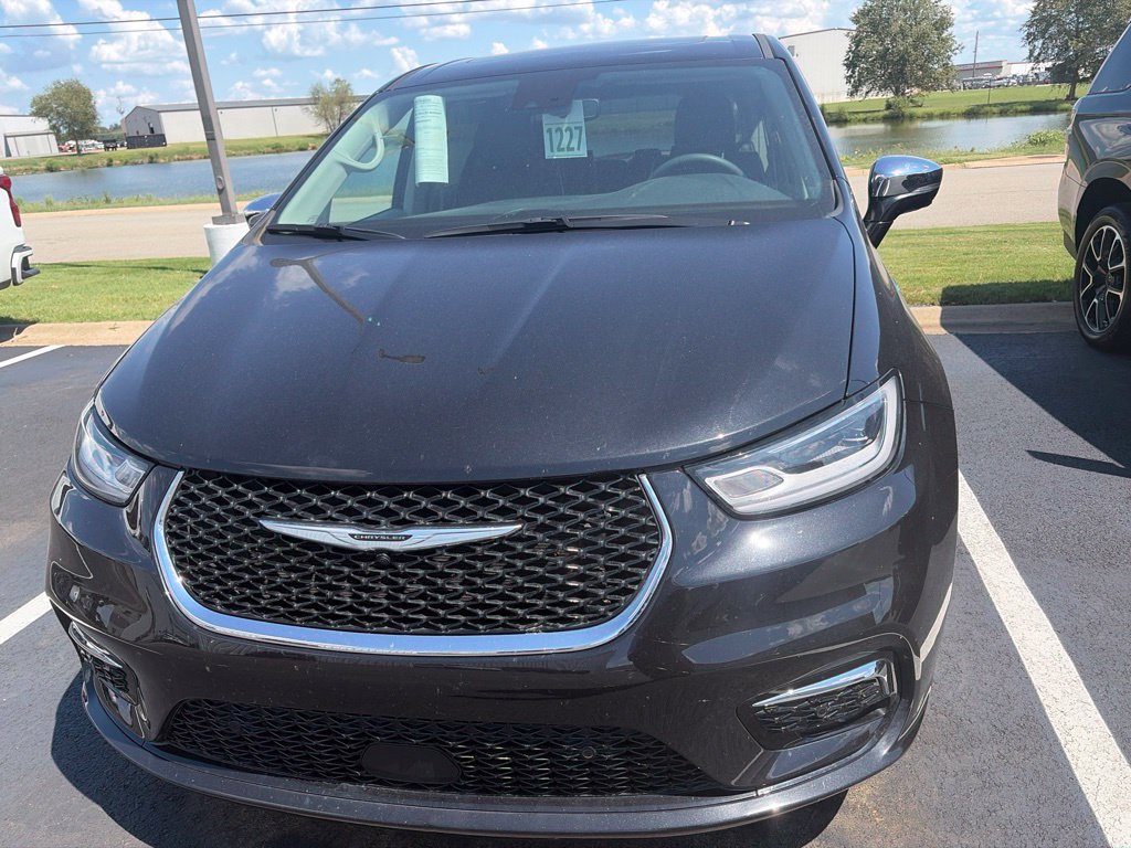 Used 2022 Chrysler Pacifica Limited FWD image 2