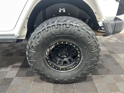 Used 2021 Jeep Wrangler Unlimited Rubicon w/ Dual Top Group AWD/4WD image 28