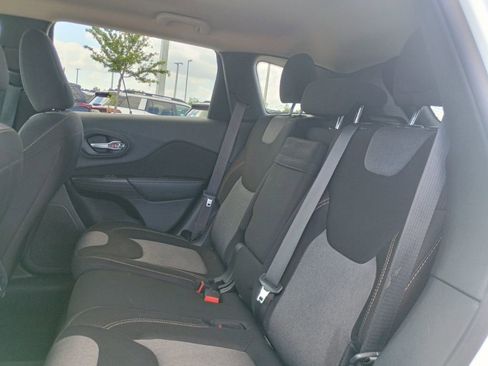 Used 2016 Jeep Cherokee Sport FWD image 16