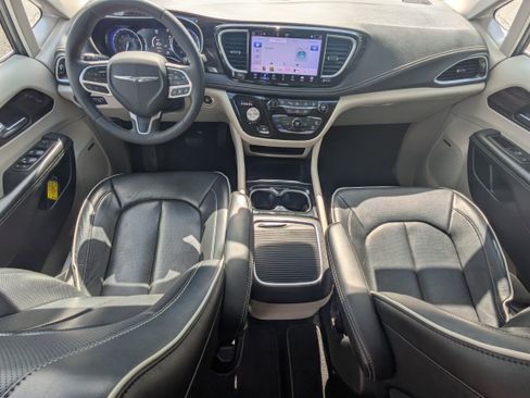 Used 2022 Chrysler Pacifica Limited image 44