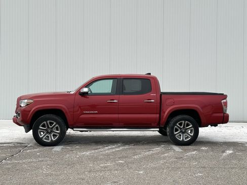 Used 2019 Toyota Tacoma Limited image 2