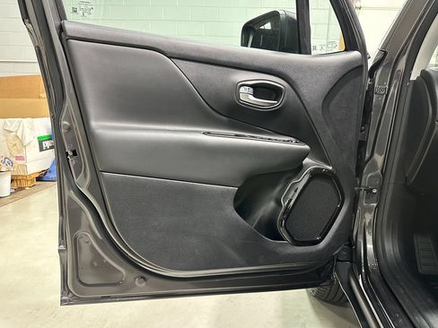 Used 2019 Jeep Renegade Altitude w/ Quick Order Package 2XM AWD/4WD image 23