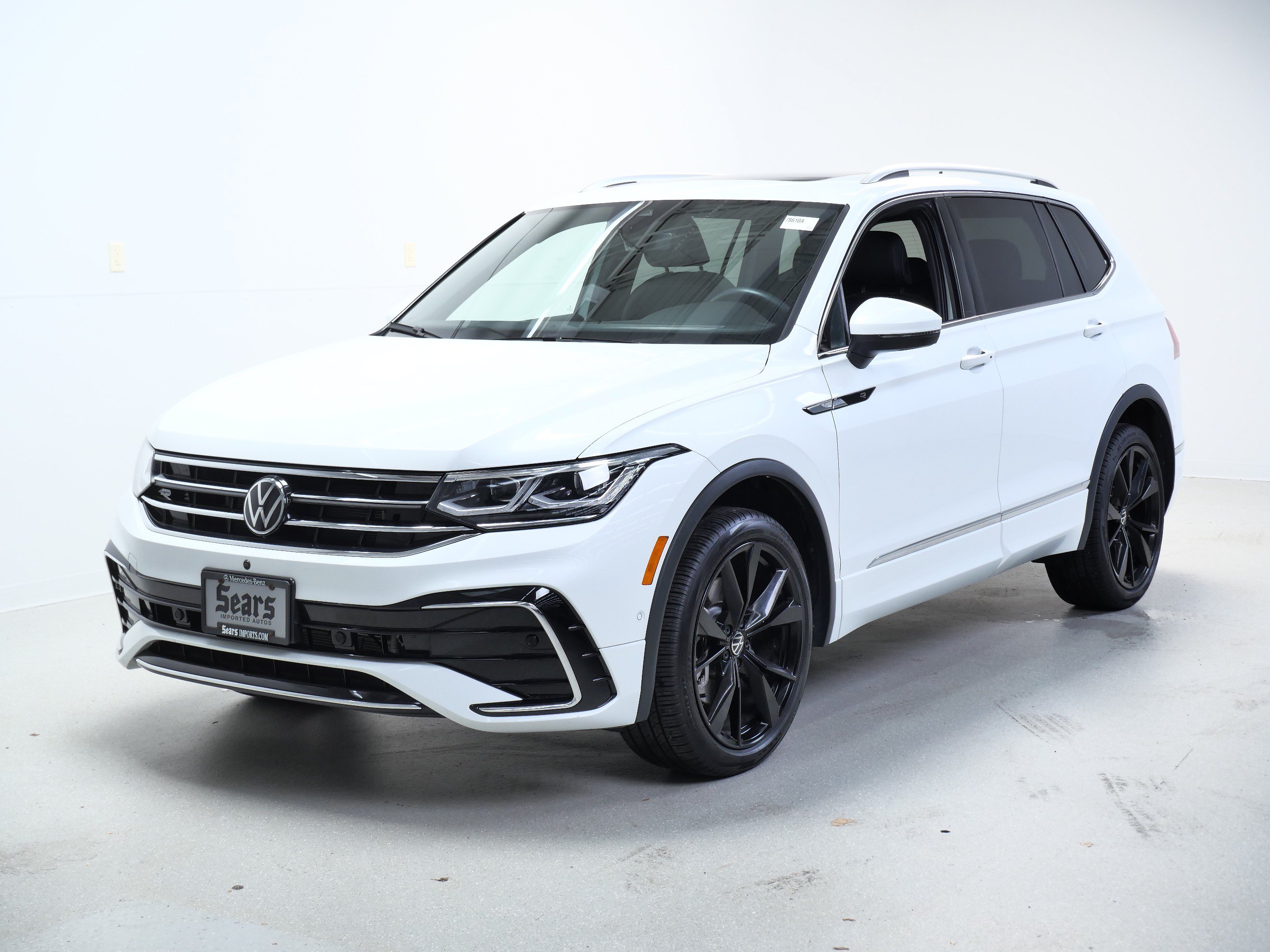 Used 2024 Volkswagen Tiguan SEL R-Line w/ MDO Package, Two-Row AWD/4WD image 9