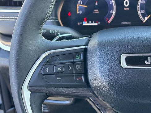 Used 2024 Jeep Grand Cherokee Limited image 16