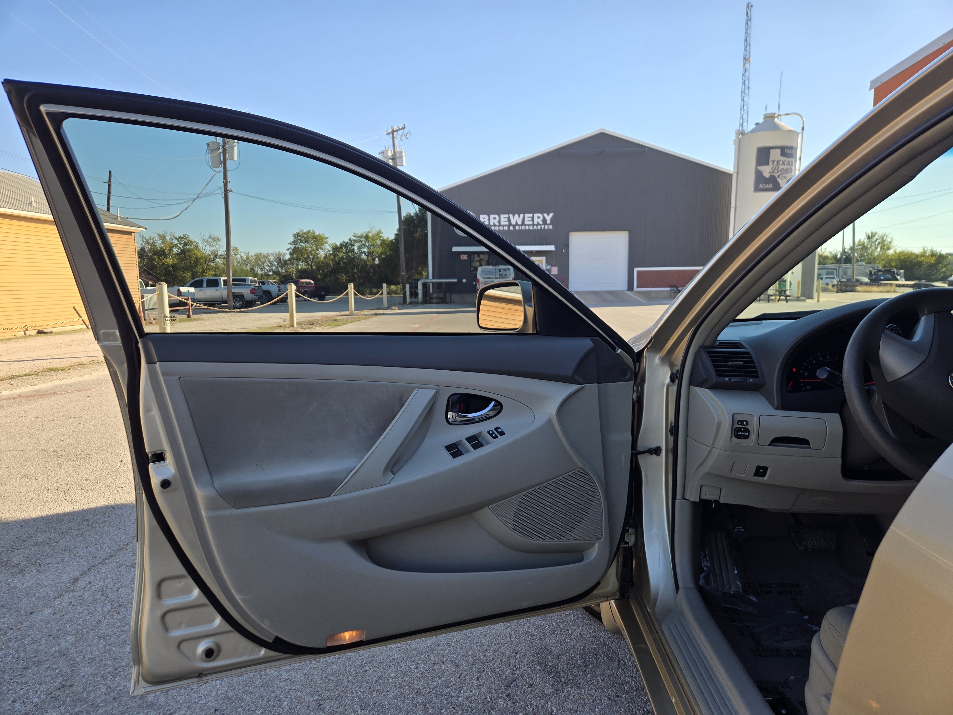 Used 2011 Toyota Camry LE w/ LE Extra-Value Pkg FWD image 4