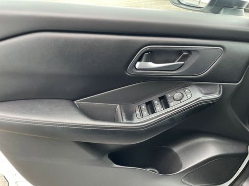 Used 2025 Nissan Rogue SV image 18