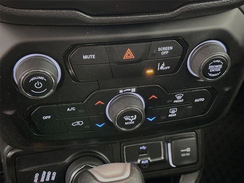 Used 2022 Jeep Renegade Latitude w/ Convenience Group image 16