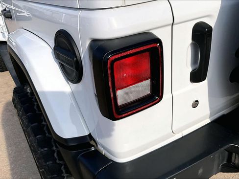 Used 2019 Jeep Wrangler Unlimited Sahara w/ Uconnect 4C Nav & Sound Group image 26