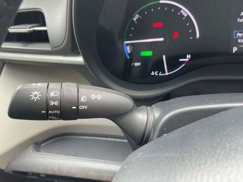 Used 2025 Toyota Sienna XLE FWD image 25