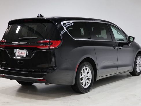 Used 2024 Chrysler Pacifica Touring-L FWD image 8