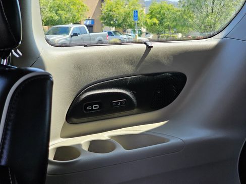 Used 2022 Chrysler Pacifica Limited image 19