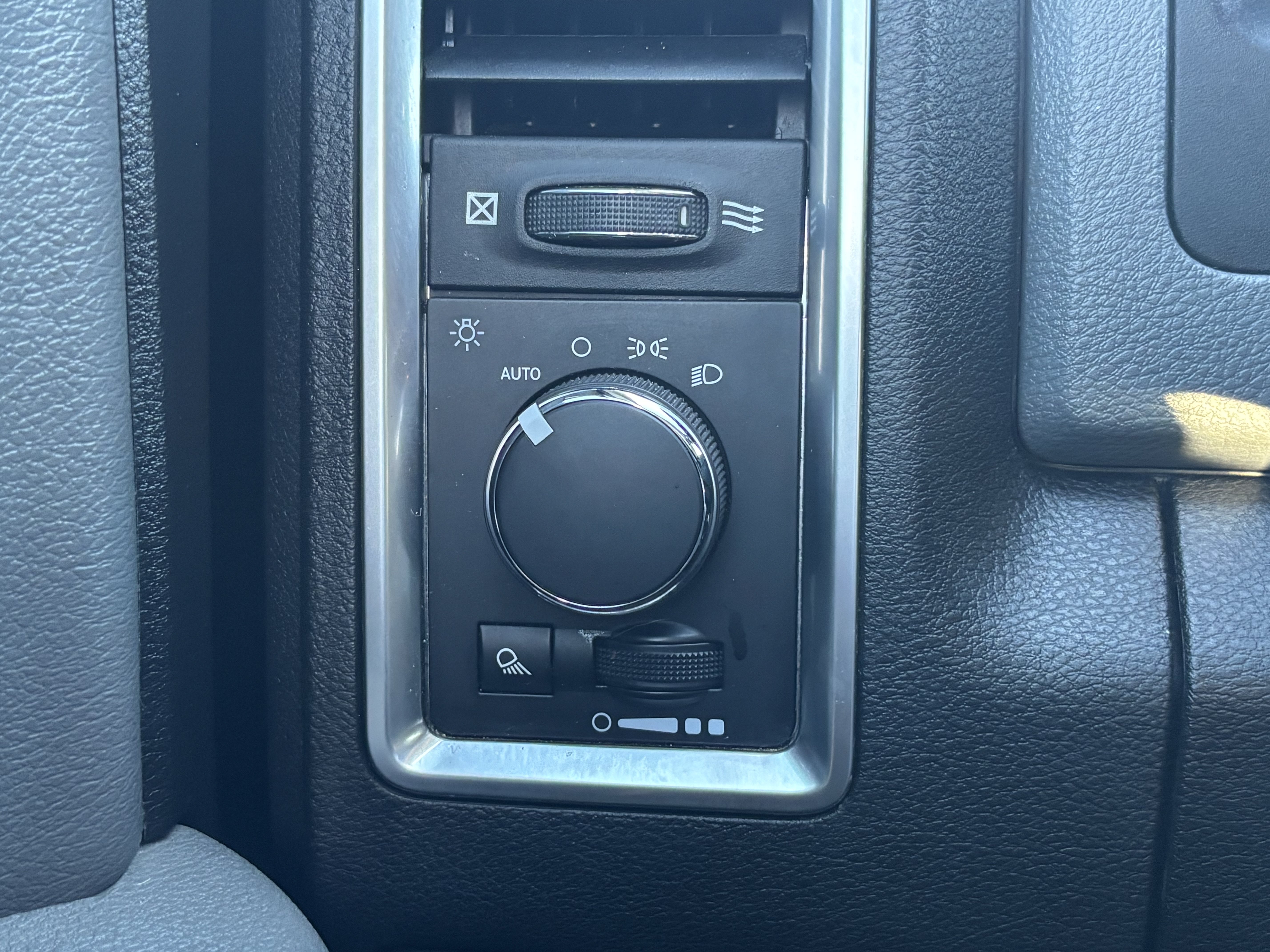 Used 2019 RAM 1500 Classic SLT w/ Luxury Group AWD/4WD image 24
