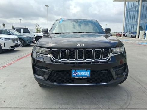 Used 2025 Jeep Grand Cherokee Laredo RWD image 2
