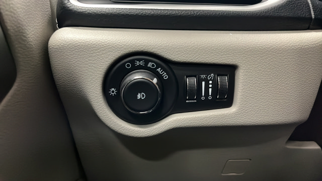Used 2024 Chrysler Pacifica Limited FWD image 33