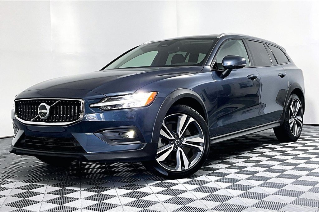 Used 2025 Volvo V60 B5 Cross Country Plus AWD/4WD image 2