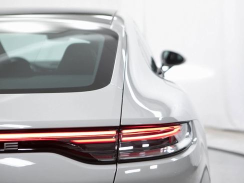 Certified 2022 Porsche Panamera Platinum Edition image 37