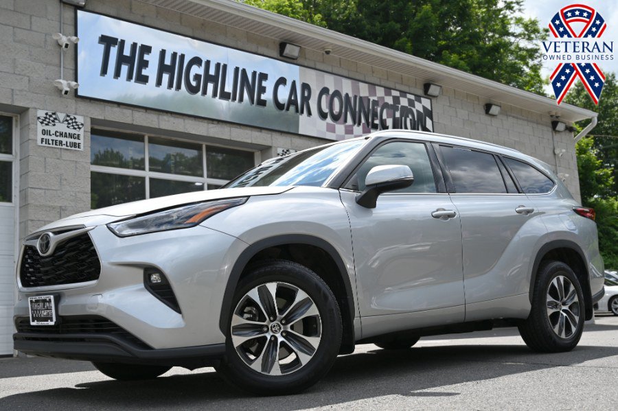 Used 2021 Toyota Highlander XLE AWD/4WD image 1