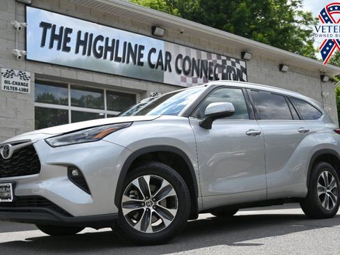 Used 2021 Toyota Highlander XLE AWD/4WD image 1