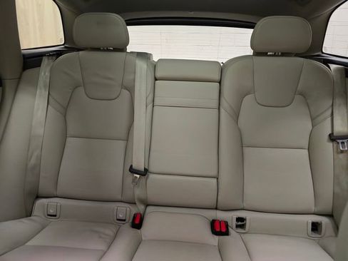 Used 2021 Volvo XC60 T5 Momentum image 23