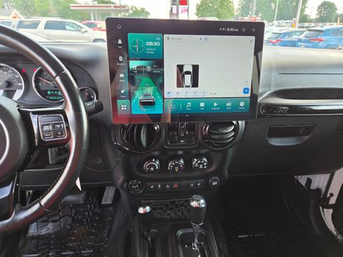 Used 2015 Jeep Wrangler Unlimited Sahara AWD/4WD image 7