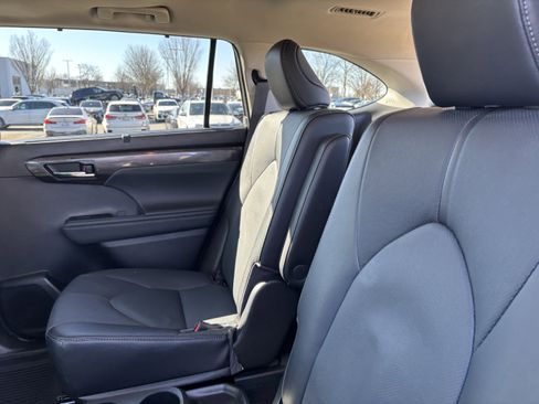 Used 2022 Toyota Highlander Limited image 32