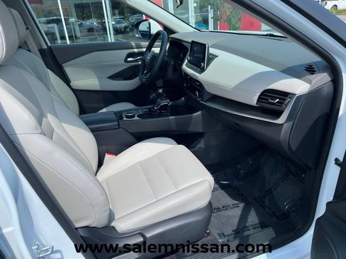 Used 2025 Nissan Rogue SV w/ SV Premium Package AWD/4WD image 25