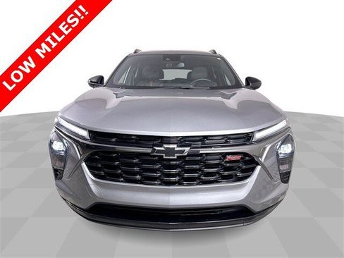 Used 2025 Chevrolet Trax RS w/ Sunroof Package image 3