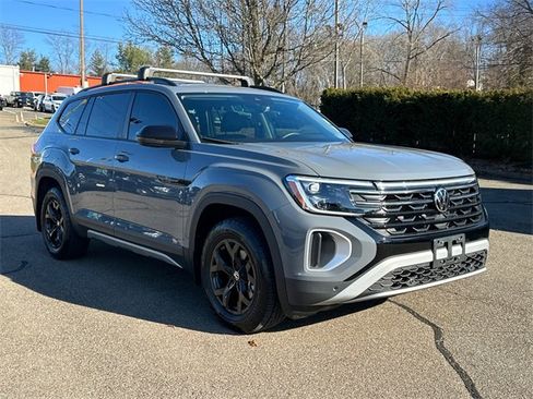 Used 2025 Volkswagen Atlas Peak Edition SE image 5