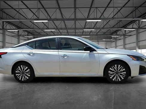 Used 2024 Nissan Altima 2.5 SV FWD image 5